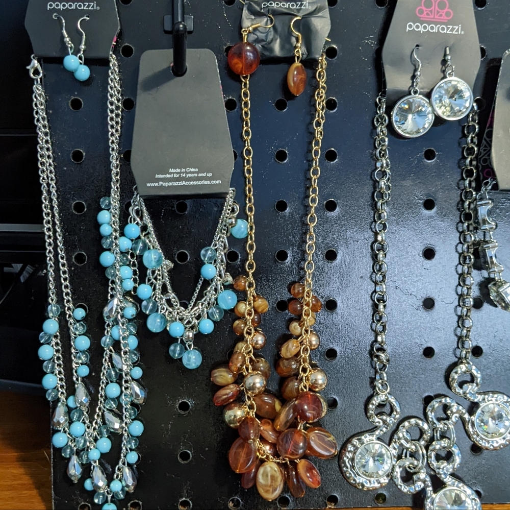 Jewelry - Picture 3 of 4
